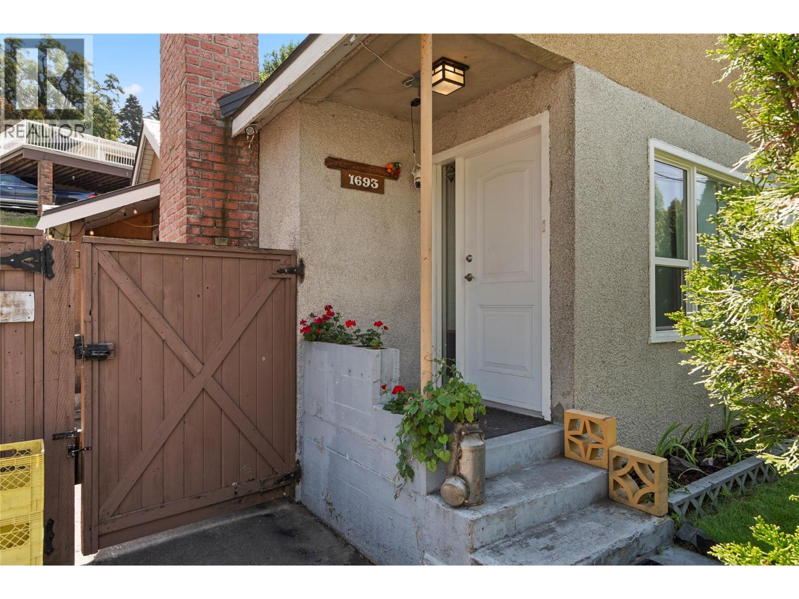 1693 Valleyview Drive, Kamloops, British Columbia  V2C 4B6 - Photo 2 - 10380347