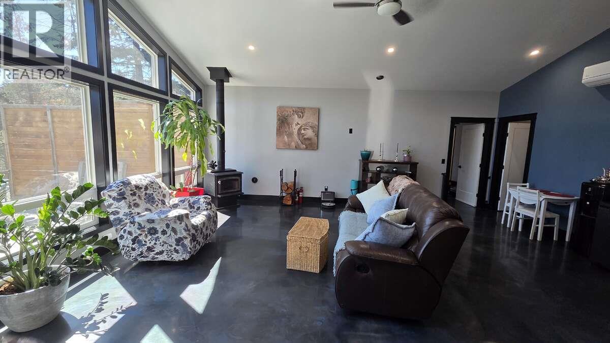 10795 Westshore Road, Vernon, British Columbia  V1H 2C3 - Photo 6 - 10380470