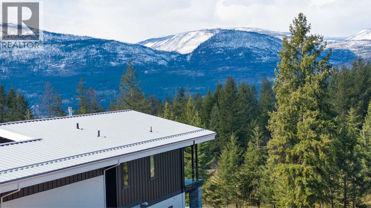 866 Predator Ridge Drive, Vernon, British Columbia  V1H 1G4 - Photo 2 - 10380484