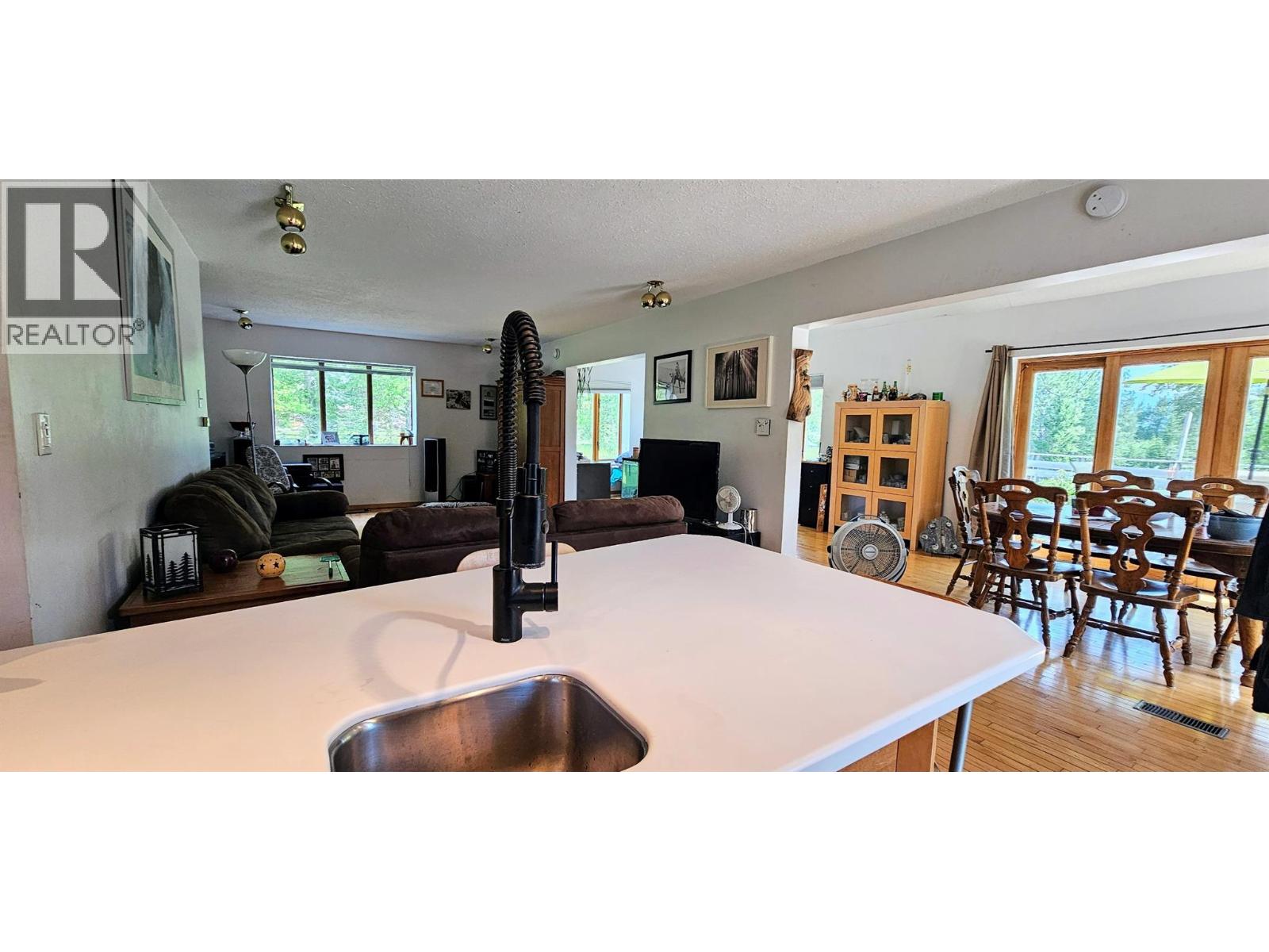 3560 Island Pond Road, Skookumchuck, British Columbia  V0B 2E0 - Photo 6 - 10380430