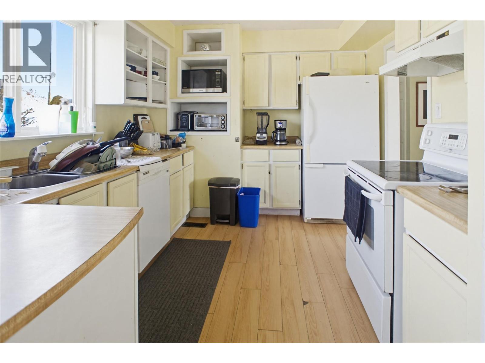 1942 Fleetwood Avenue, Kamloops, British Columbia  V2B 4S4 - Photo 2 - 10380092