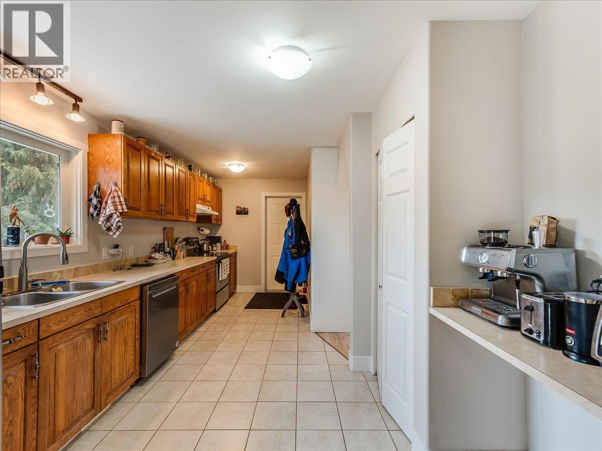 2421 12th Avenue, Castlegar, British Columbia  V1N 4A9 - Photo 11 - 10380279