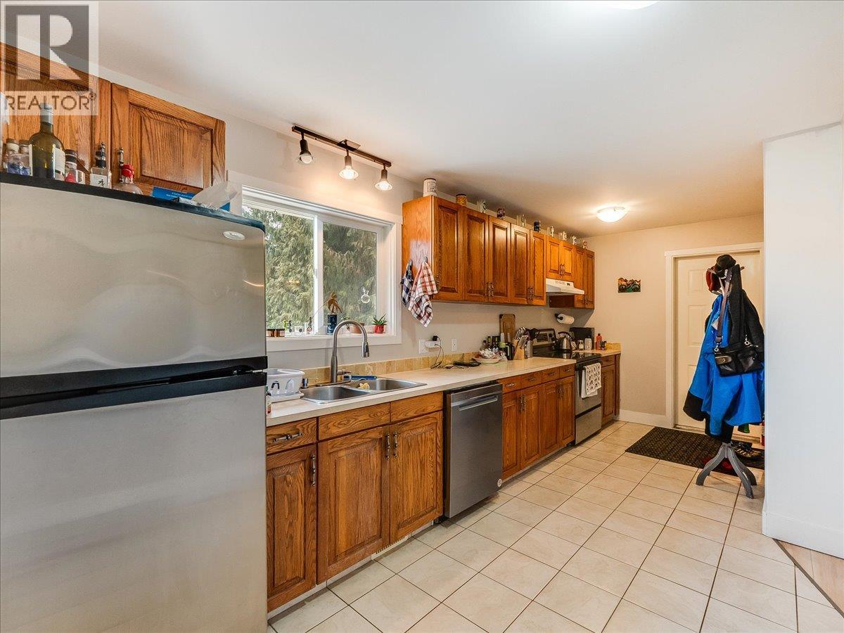 2421 12th Avenue, Castlegar, British Columbia  V1N 4A9 - Photo 12 - 10380279