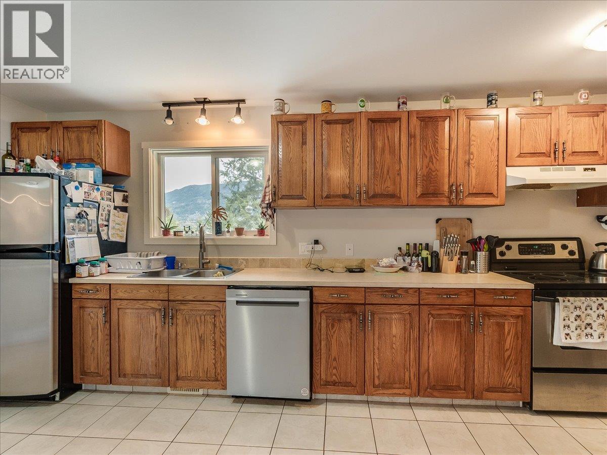 2421 12th Avenue, Castlegar, British Columbia  V1N 4A9 - Photo 13 - 10380279