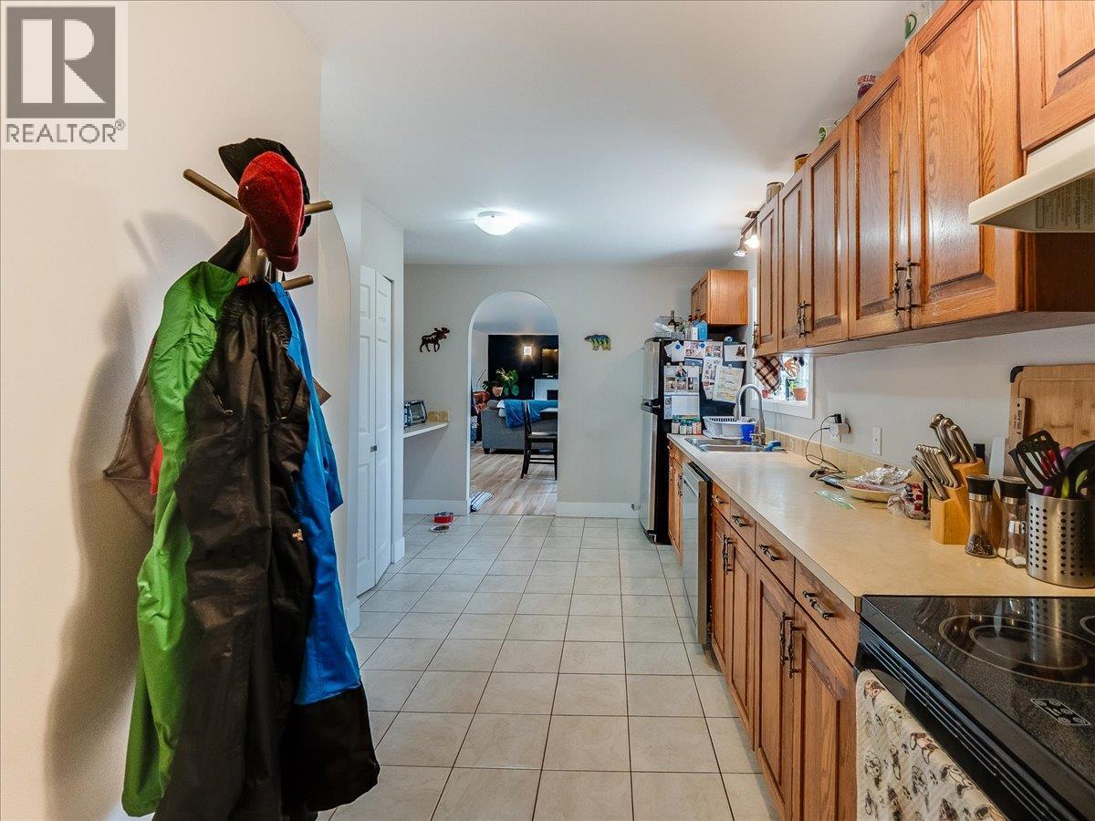2421 12th Avenue, Castlegar, British Columbia  V1N 4A9 - Photo 14 - 10380279