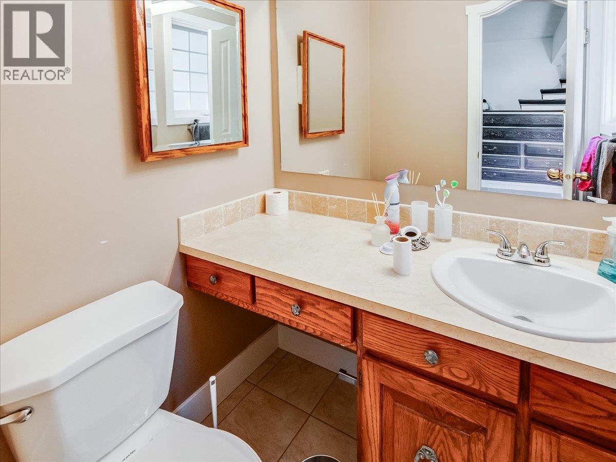 2421 12th Avenue, Castlegar, British Columbia  V1N 4A9 - Photo 18 - 10380279