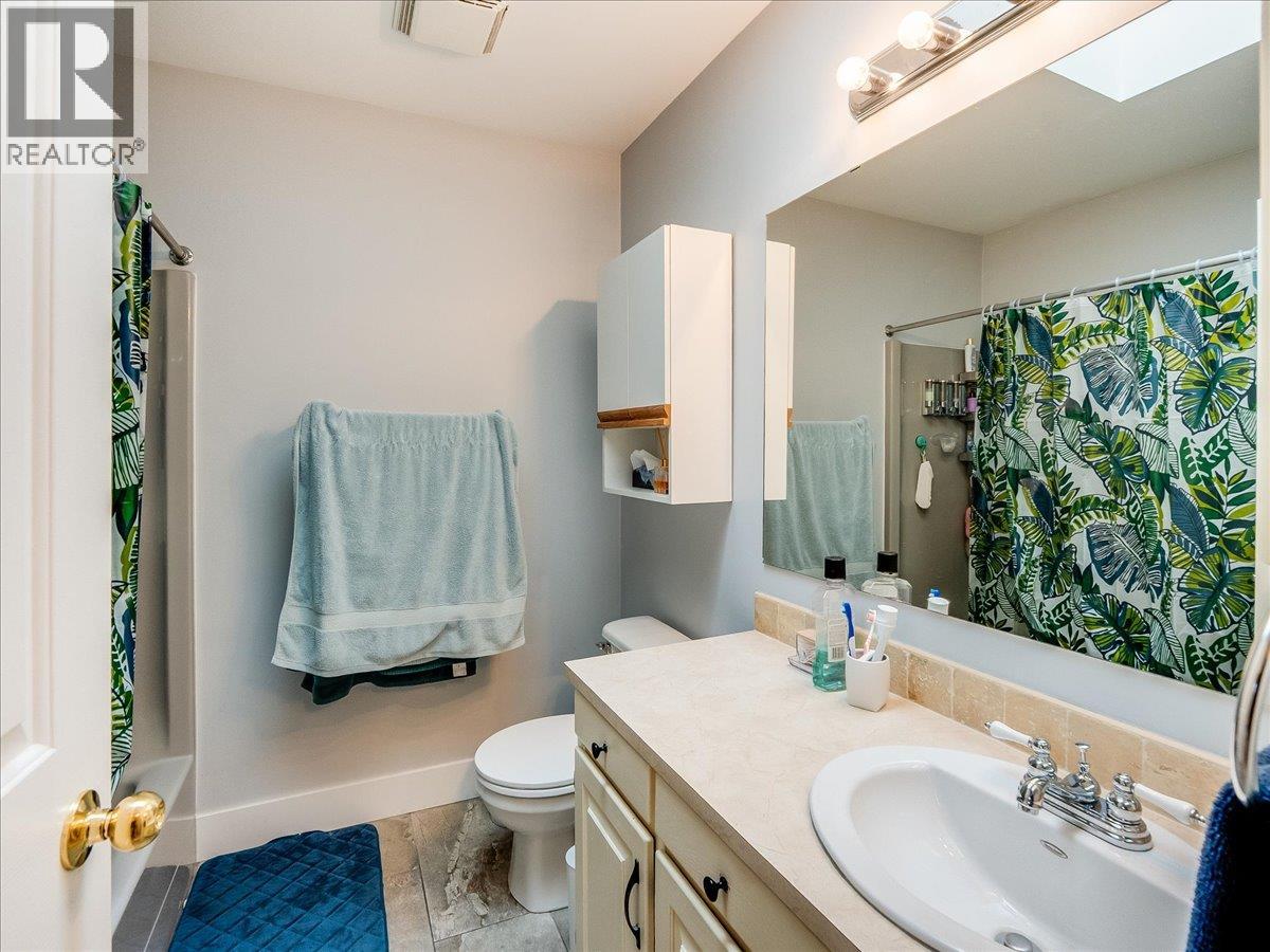 2421 12th Avenue, Castlegar, British Columbia  V1N 4A9 - Photo 23 - 10380279