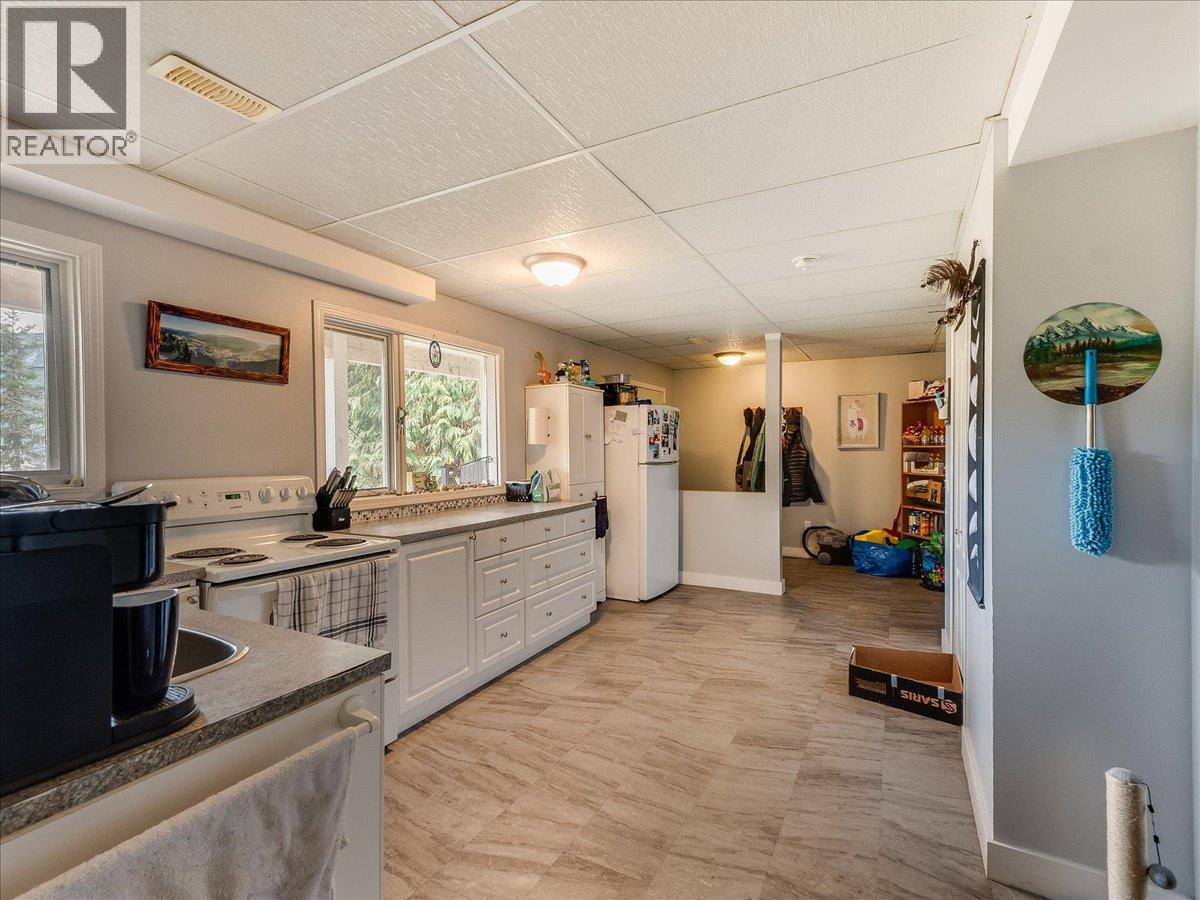 2421 12th Avenue, Castlegar, British Columbia  V1N 4A9 - Photo 30 - 10380279