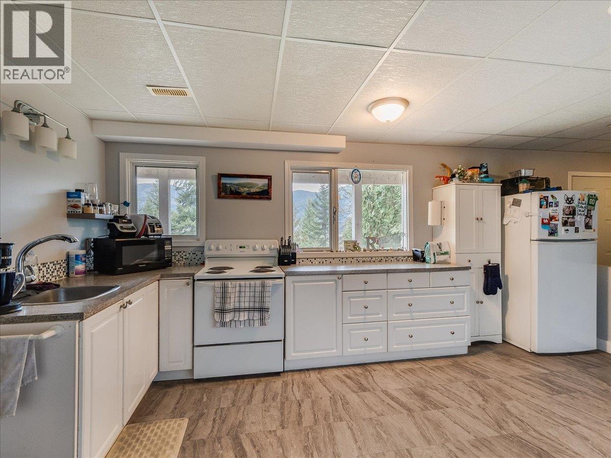2421 12th Avenue, Castlegar, British Columbia  V1N 4A9 - Photo 31 - 10380279