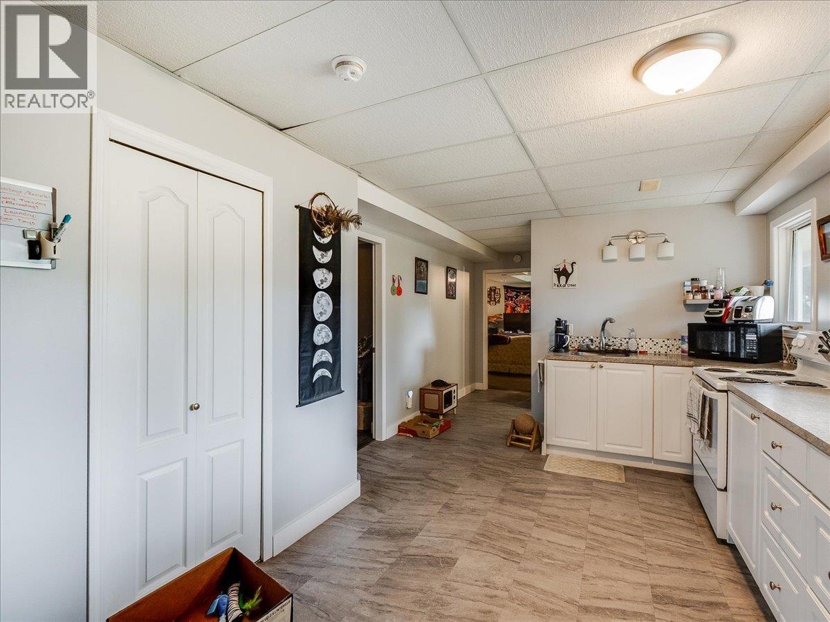 2421 12th Avenue, Castlegar, British Columbia  V1N 4A9 - Photo 32 - 10380279