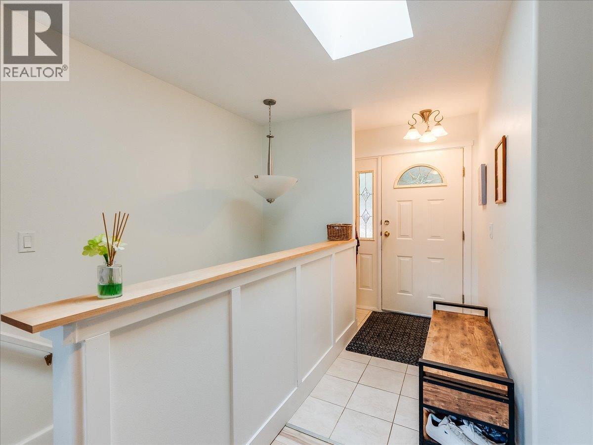 2421 12th Avenue, Castlegar, British Columbia  V1N 4A9 - Photo 4 - 10380279
