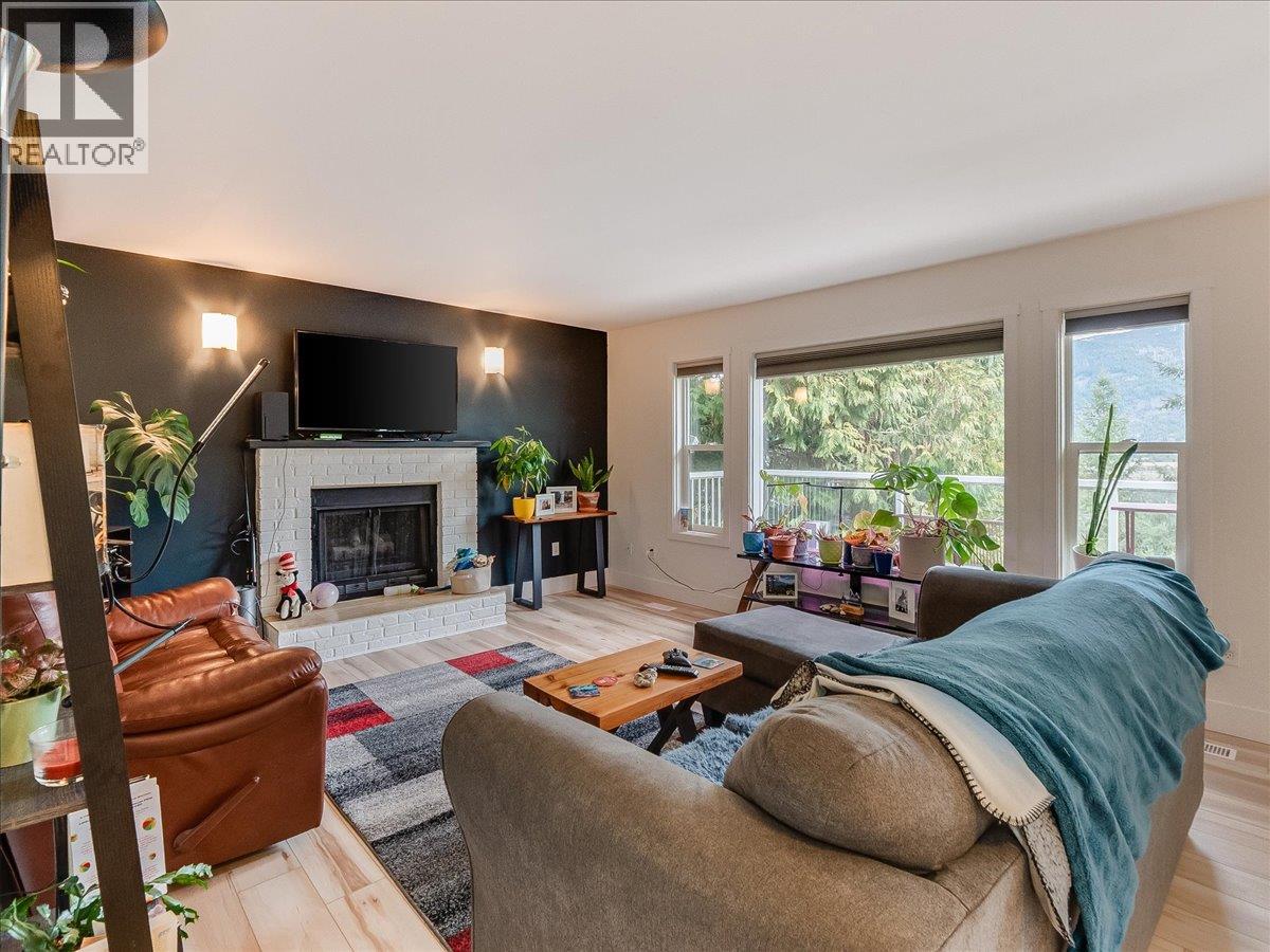2421 12th Avenue, Castlegar, British Columbia  V1N 4A9 - Photo 6 - 10380279