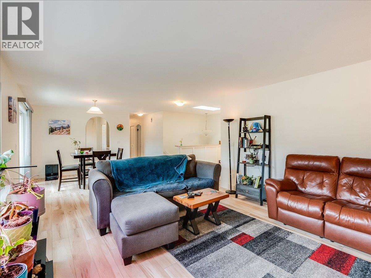 2421 12th Avenue, Castlegar, British Columbia  V1N 4A9 - Photo 8 - 10380279