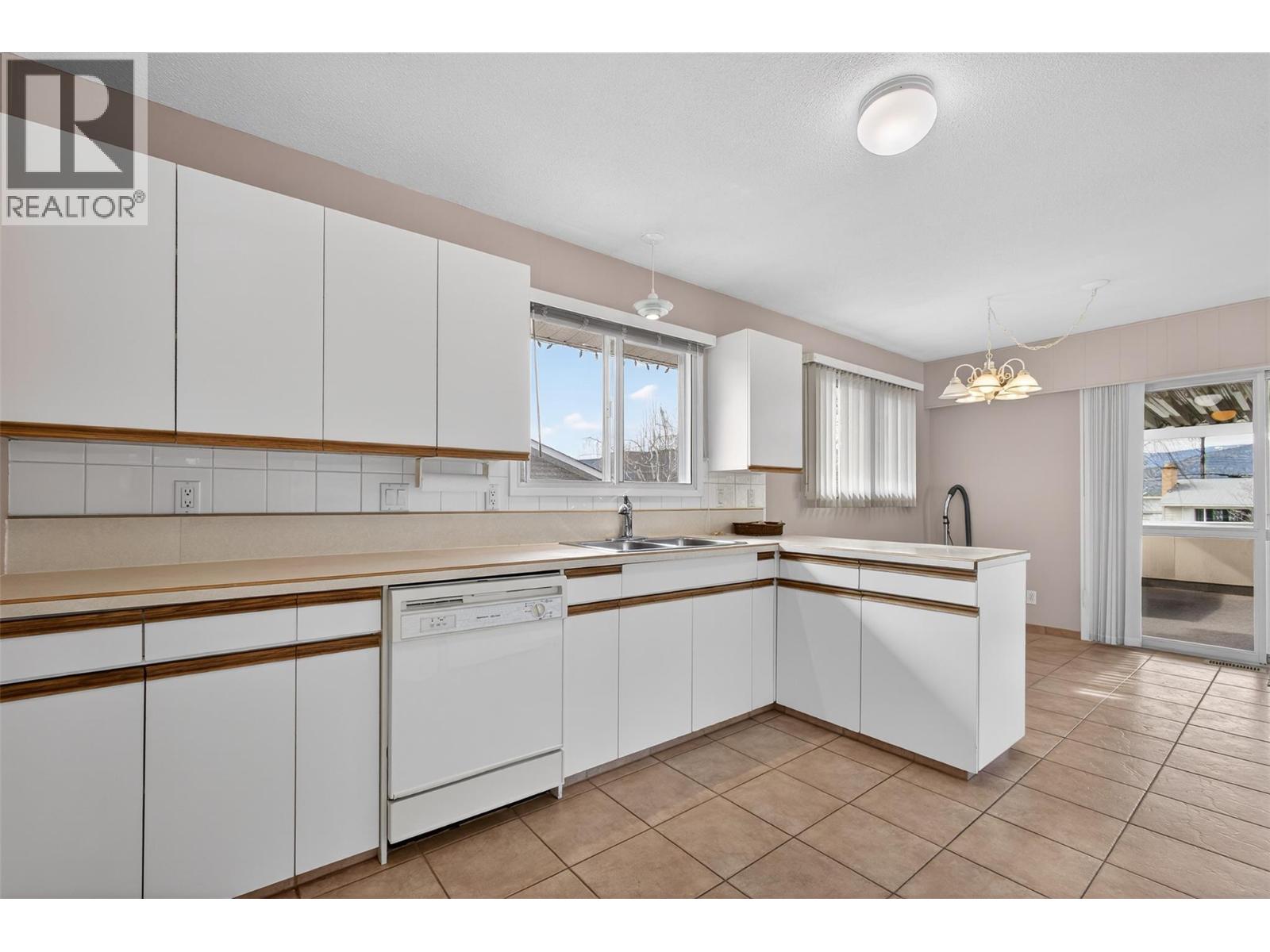 181 Mcpherson Crescent, Penticton, British Columbia  V2A 2N9 - Photo 2 - 10379671