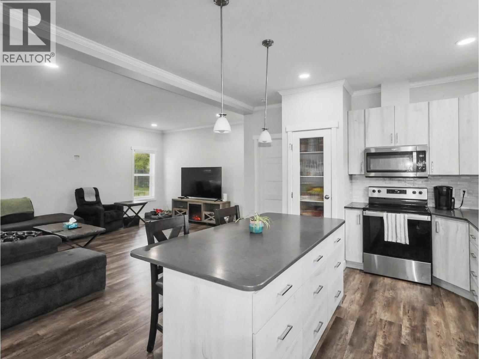 7654 18th Street, Grand Forks, British Columbia  V0H 1H2 - Photo 3 - 10380403