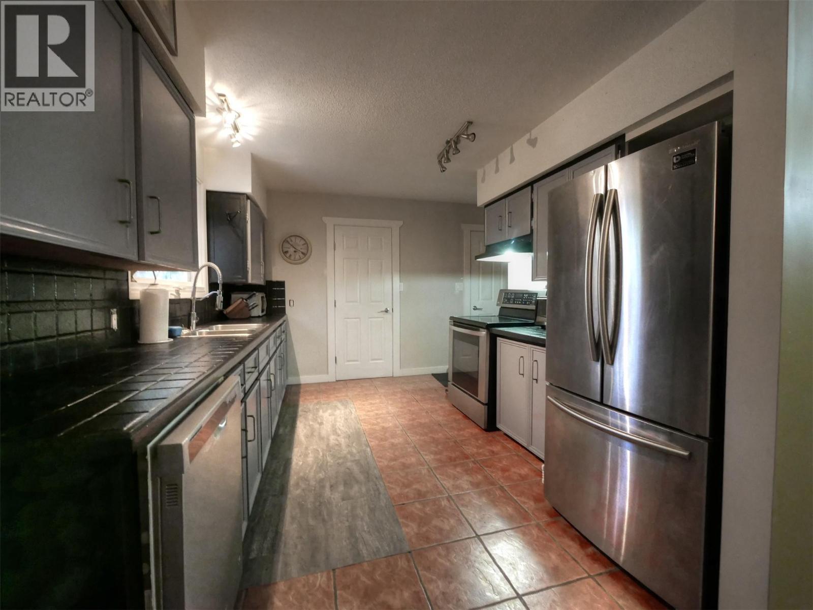 1895 Columbia Gardens Road, Fruitvale, British Columbia  V0G 1L0 - Photo 3 - 10380294
