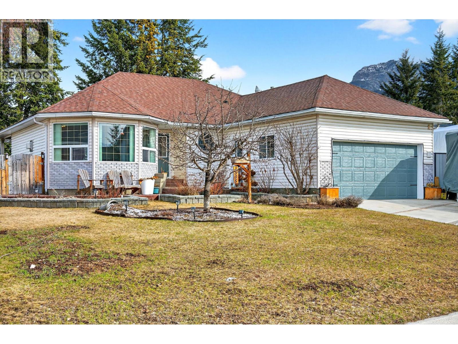 1505 Cedar Street, golden, British Columbia