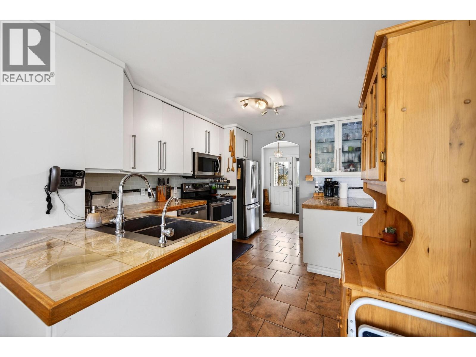 1505 Cedar Street, Golden, British Columbia  V0A 1H6 - Photo 11 - 10380537