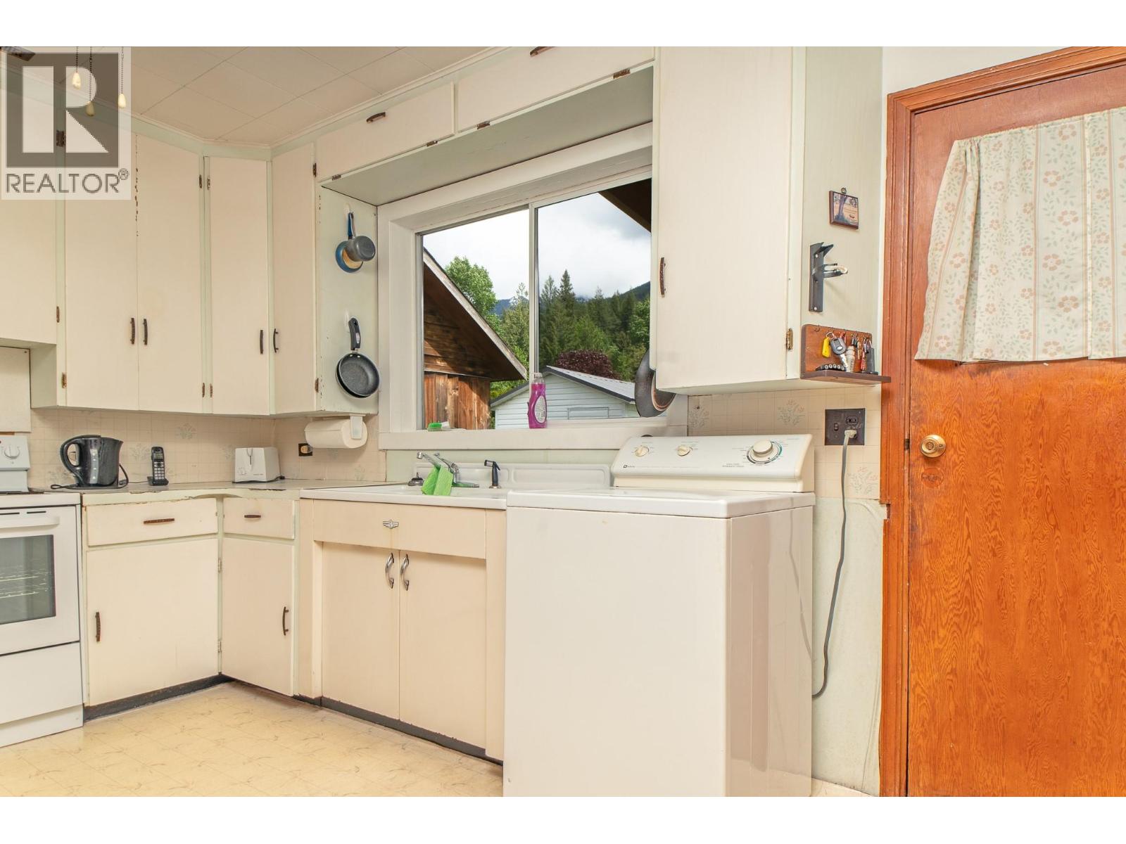 1610 Eastman Avenue, Riondel, British Columbia  V0B 2B0 - Photo 10 - 10380830