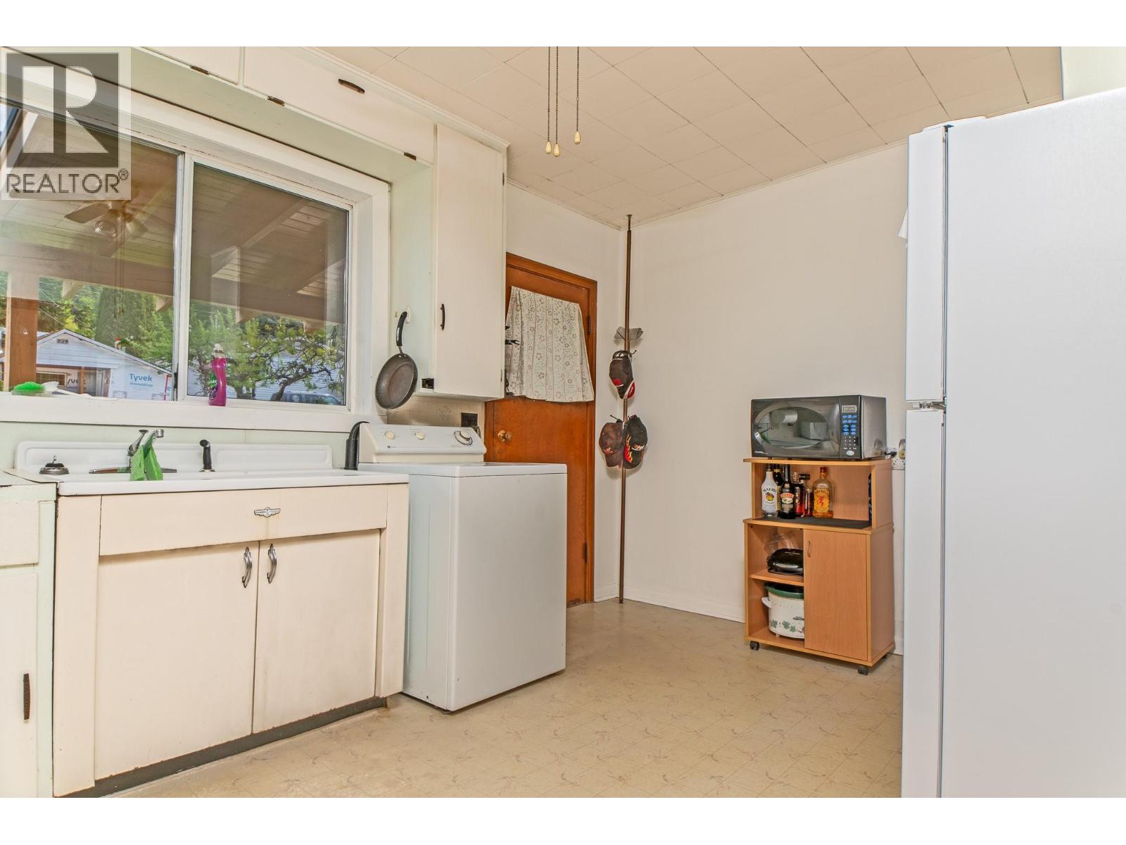 1610 Eastman Avenue, Riondel, British Columbia  V0B 2B0 - Photo 12 - 10380830