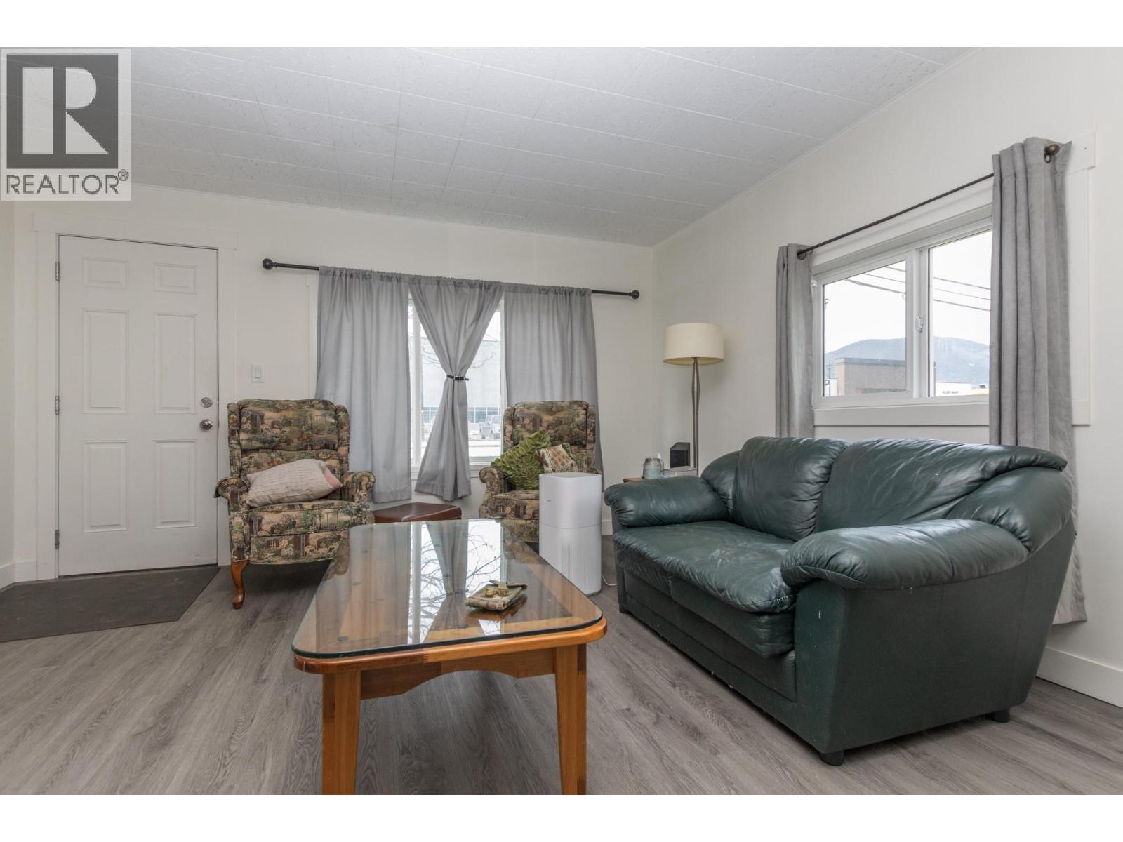 680 10 Street Sw, Salmon Arm, British Columbia  V1E 1T1 - Photo 3 - 10380635