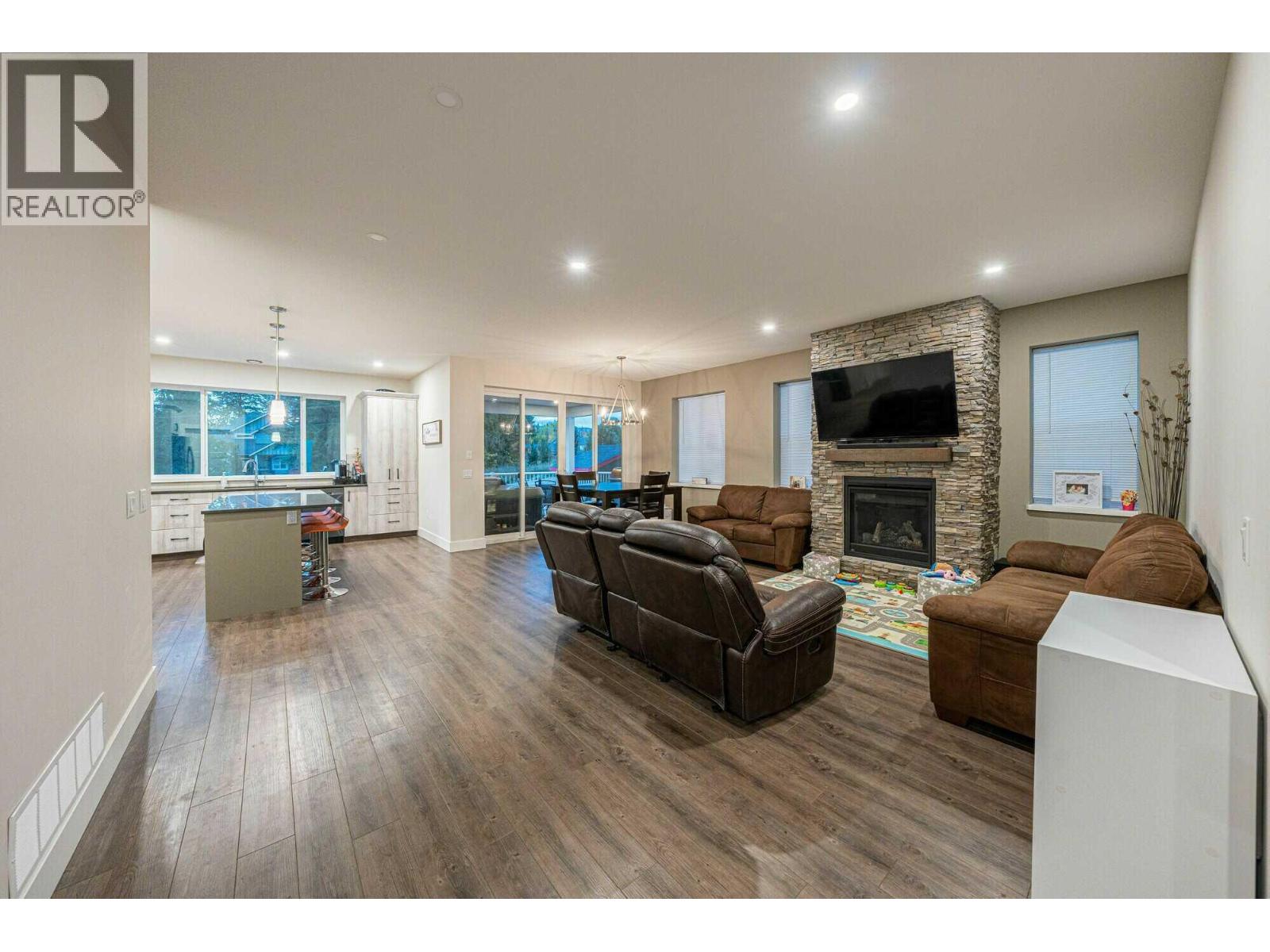 80 15 Avenue Se, Salmon Arm, British Columbia  V1E 0G3 - Photo 3 - 10380920