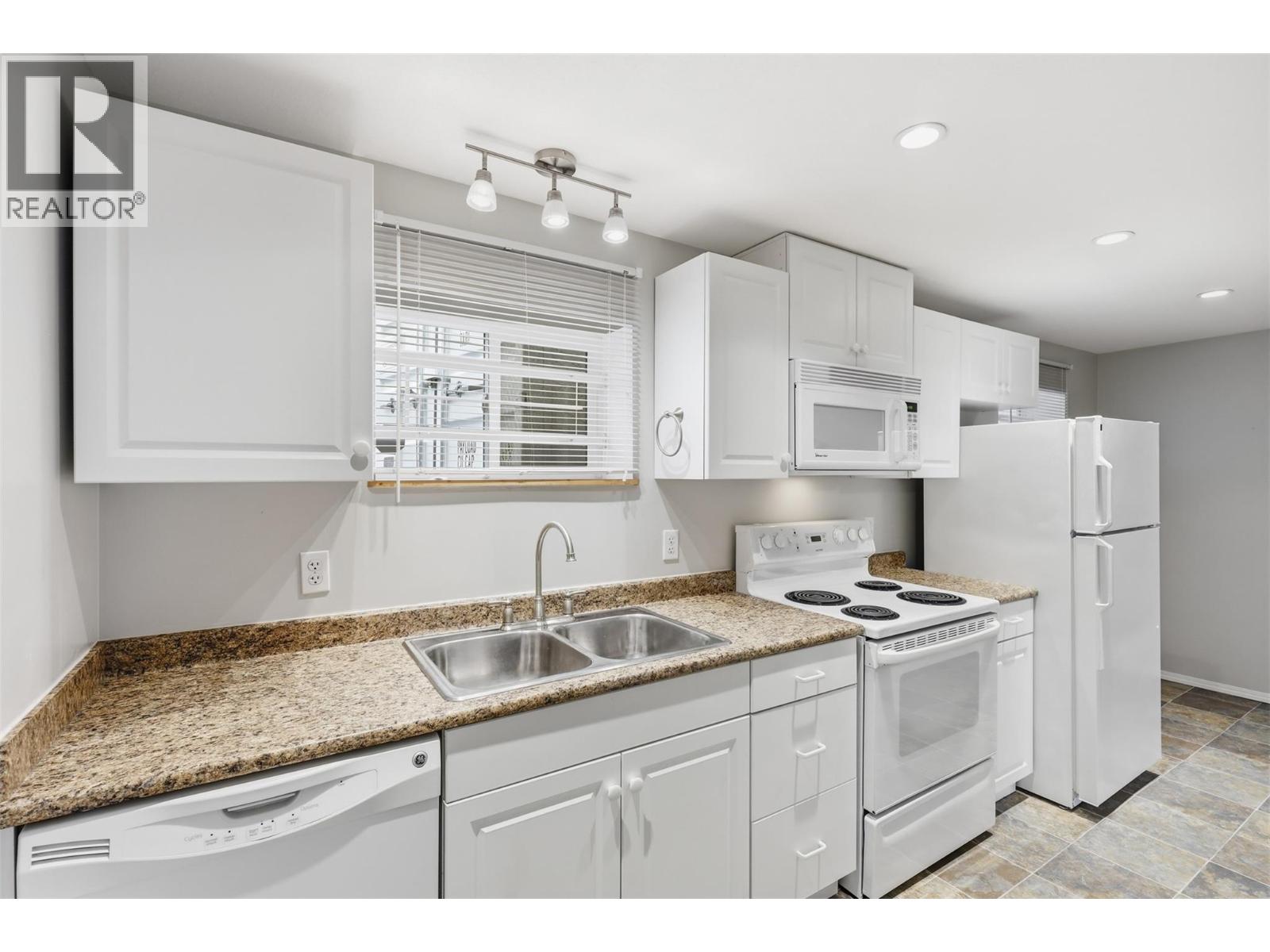 1119 Kemano Street, Kamloops, British Columbia  V2B 2T8 - Photo 25 - 10380813