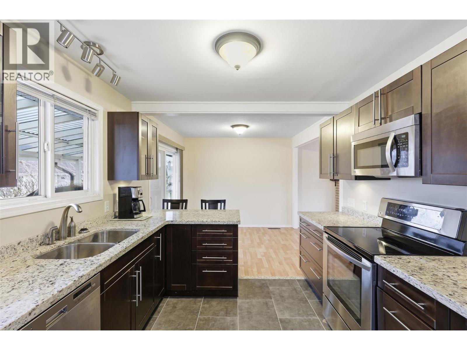 1119 Kemano Street, Kamloops, British Columbia  V2B 2T8 - Photo 3 - 10380813