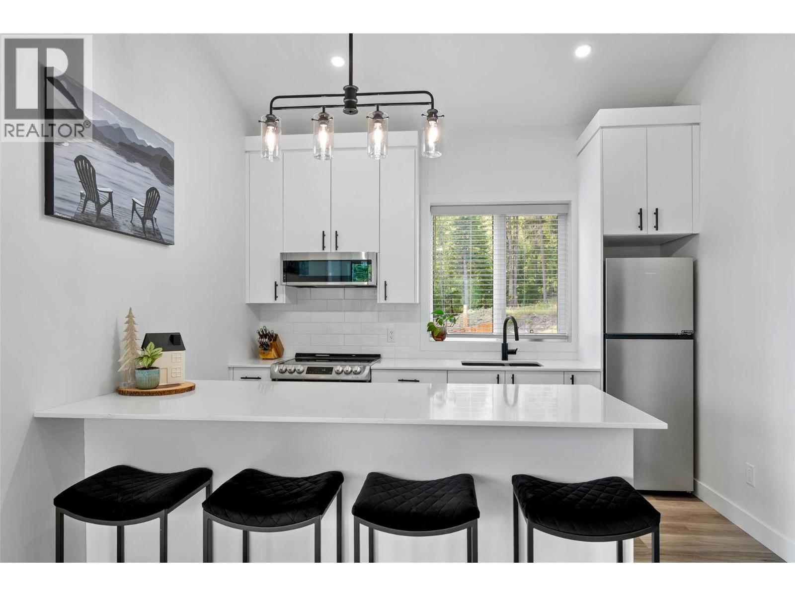 2731 Fairview Road, Anglemont, British Columbia  V0E 1M8 - Photo 10 - 10380574