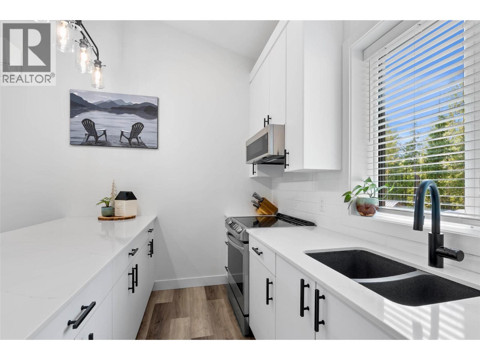 2731 Fairview Road, Anglemont, British Columbia  V0E 1M8 - Photo 11 - 10380574