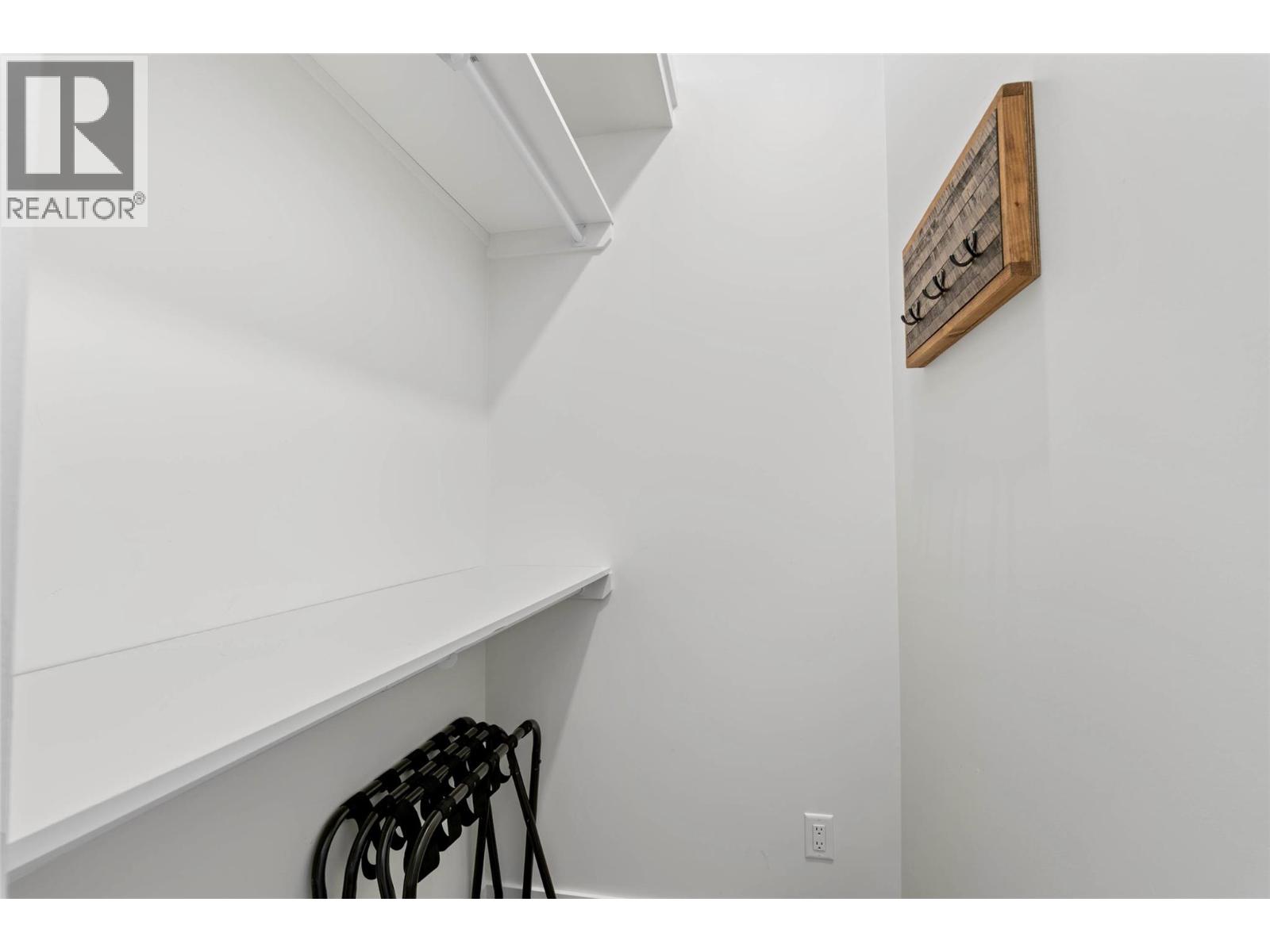 2731 Fairview Road, Anglemont, British Columbia  V0E 1M8 - Photo 14 - 10380574