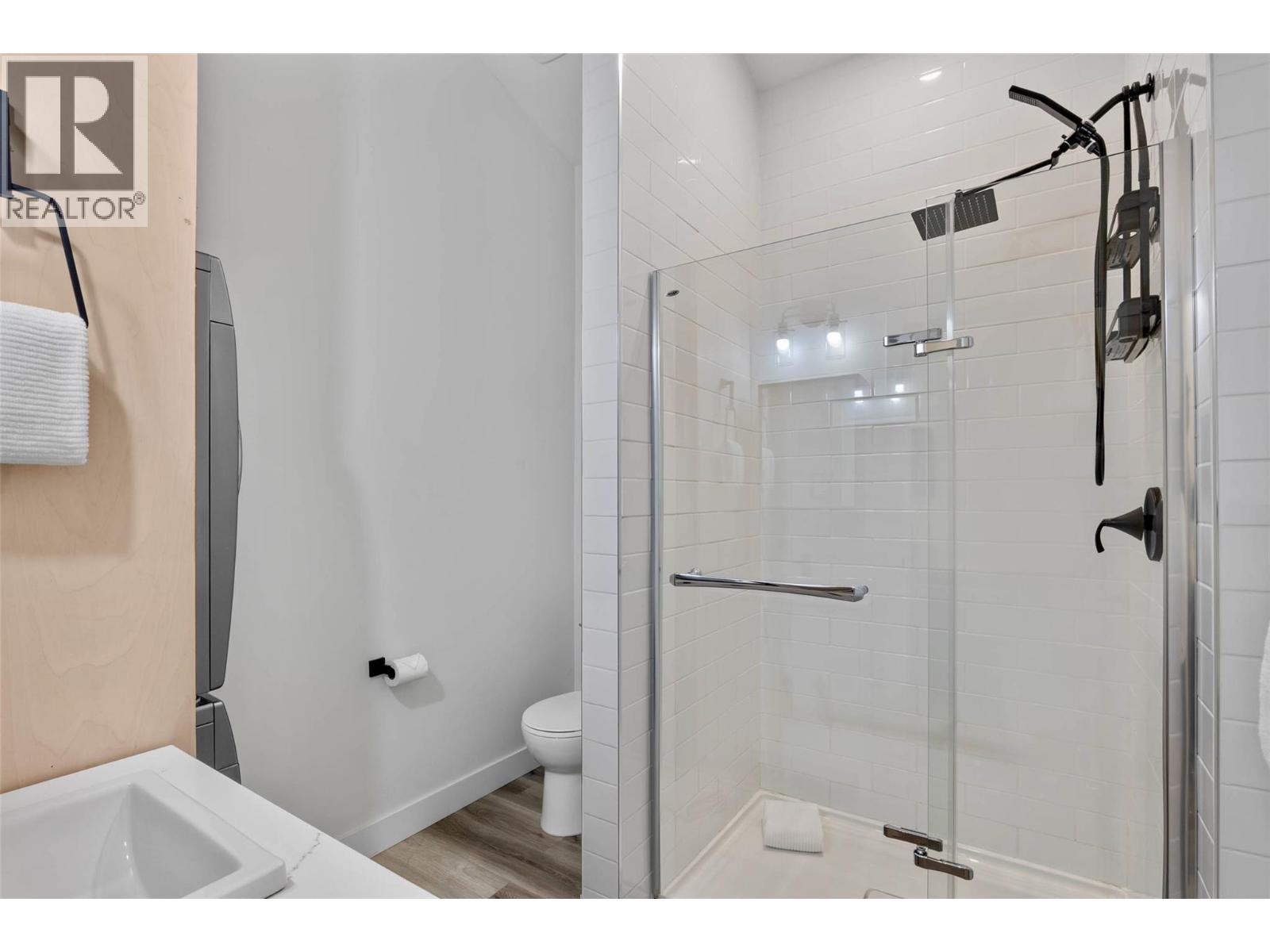 2731 Fairview Road, Anglemont, British Columbia  V0E 1M8 - Photo 15 - 10380574