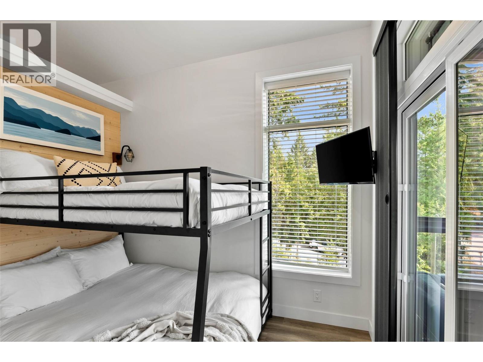 2731 Fairview Road, Anglemont, British Columbia  V0E 1M8 - Photo 16 - 10380574