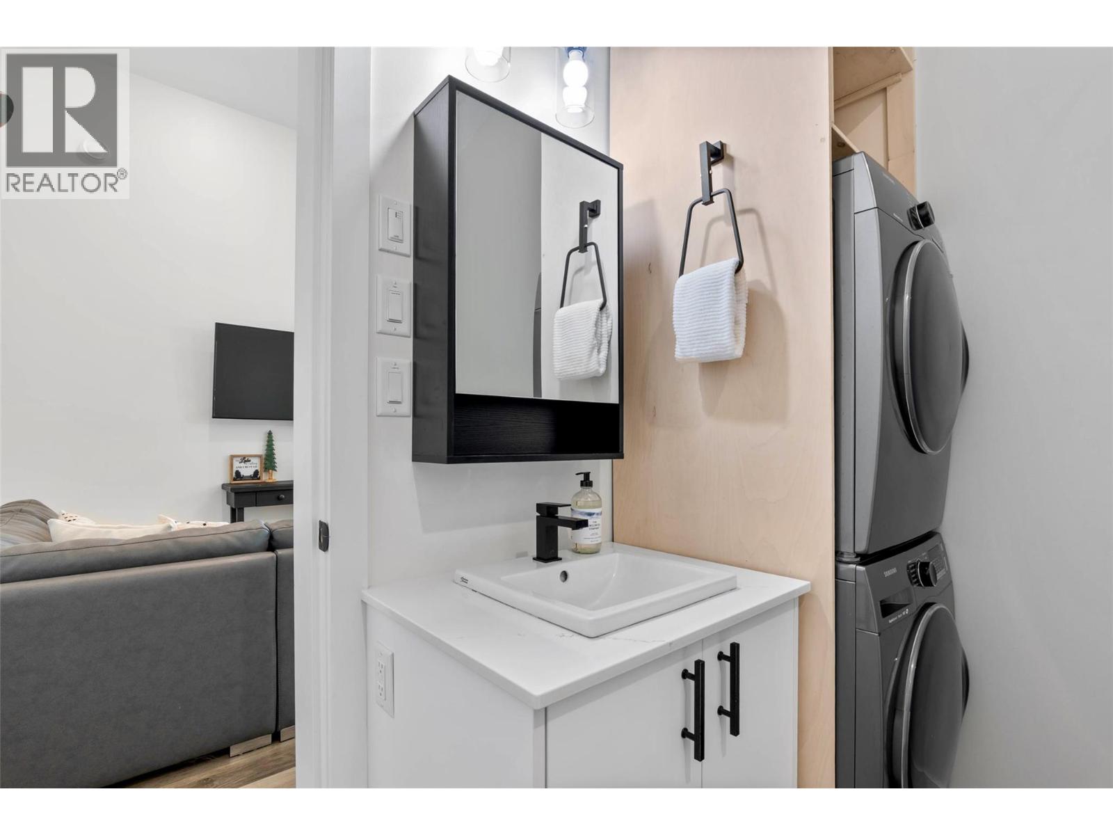 2731 Fairview Road, Anglemont, British Columbia  V0E 1M8 - Photo 18 - 10380574