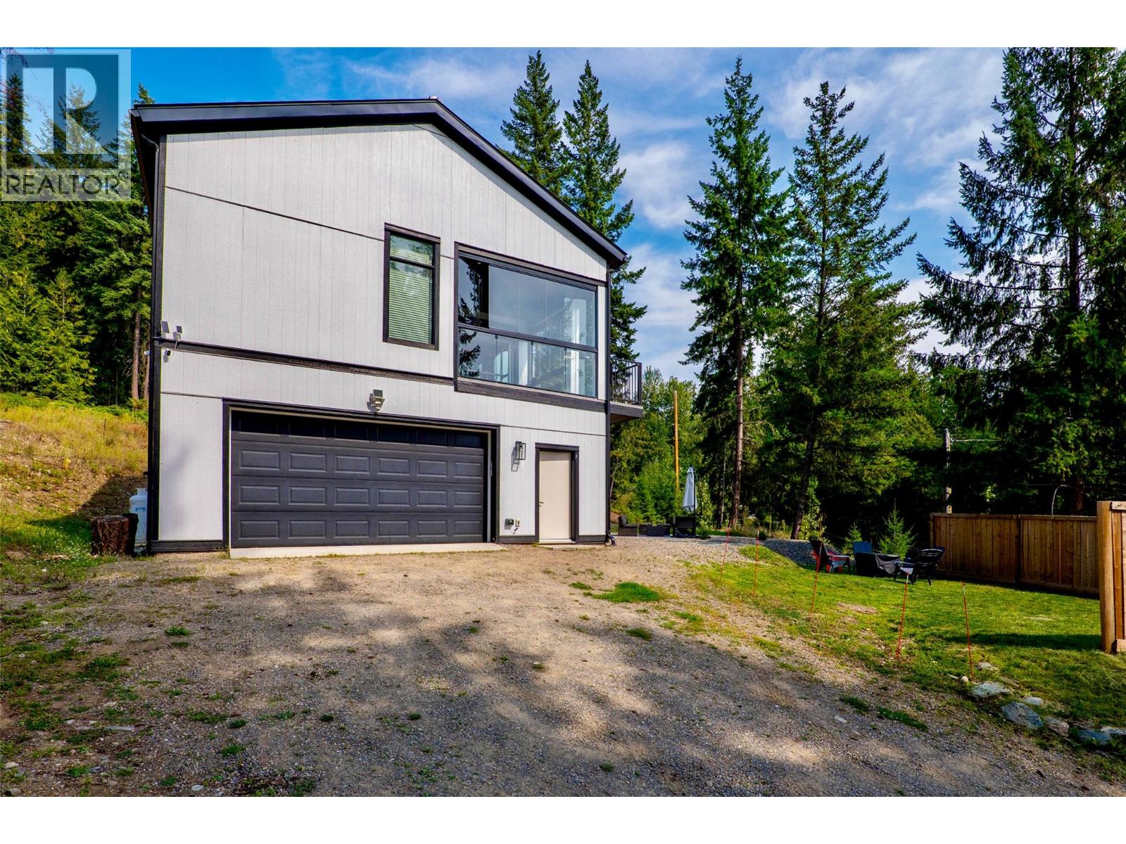 2731 Fairview Road, Anglemont, British Columbia  V0E 1M8 - Photo 2 - 10380574