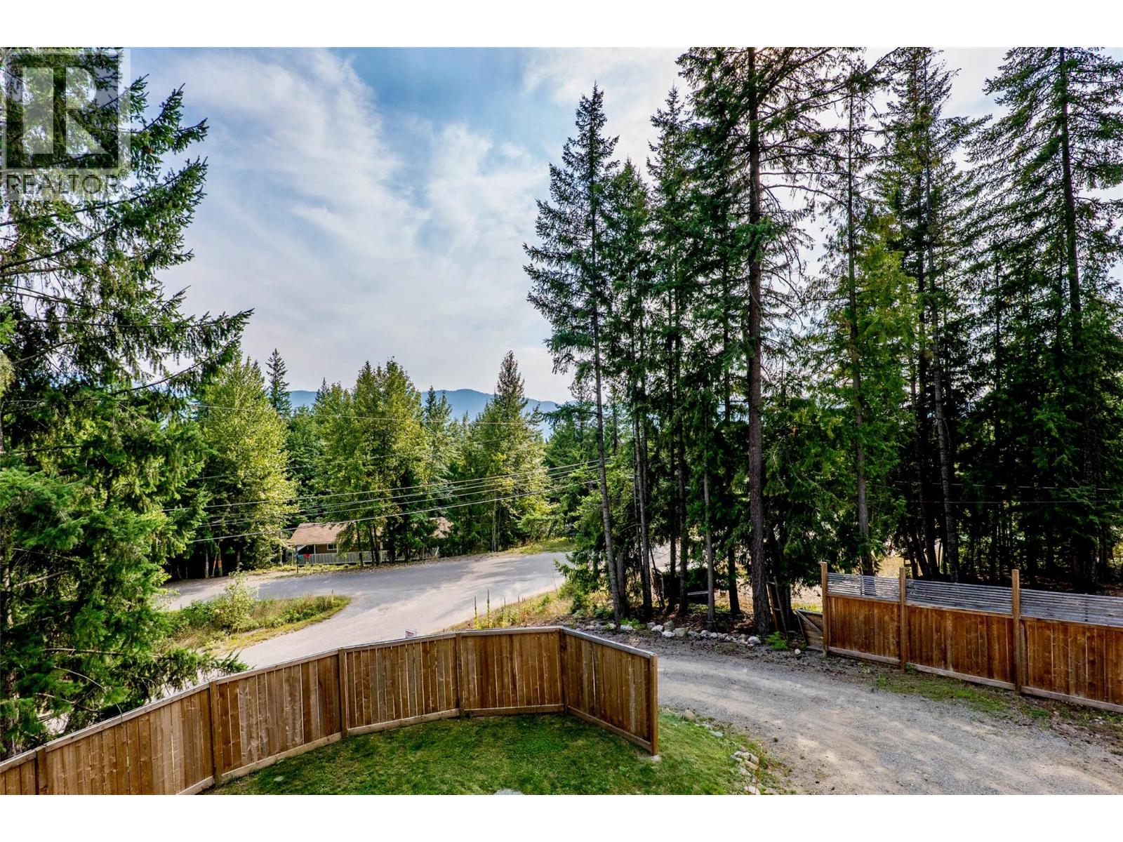 2731 Fairview Road, Anglemont, British Columbia  V0E 1M8 - Photo 29 - 10380574