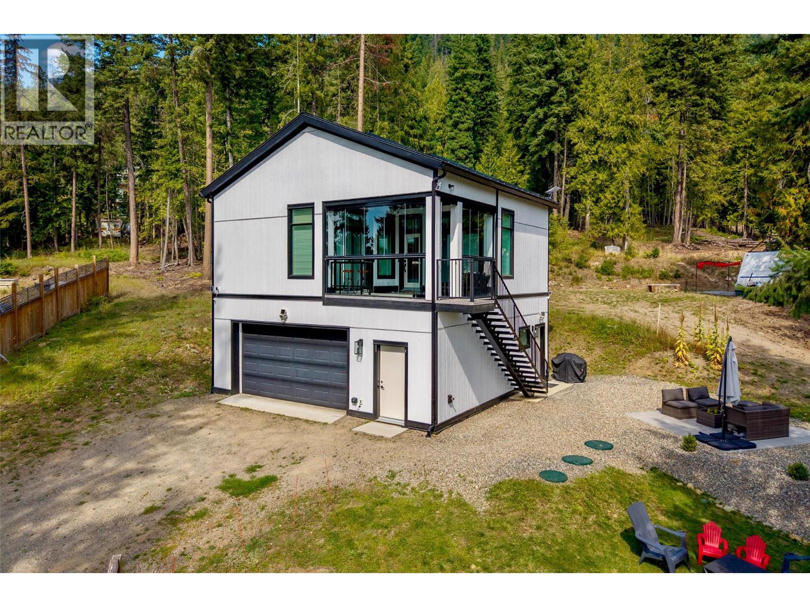 2731 Fairview Road, Anglemont, British Columbia  V0E 1M8 - Photo 3 - 10380574
