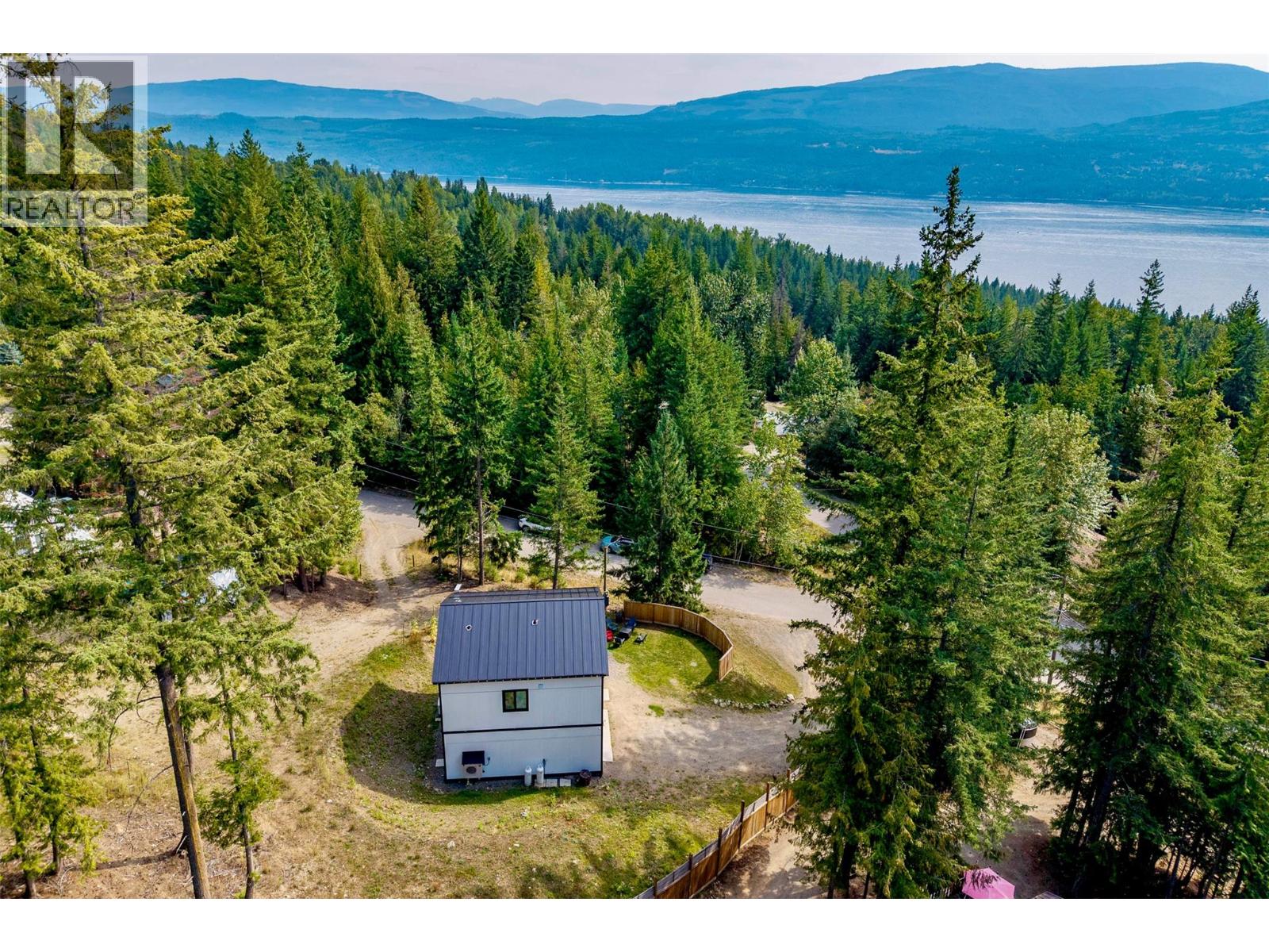 2731 Fairview Road, Anglemont, British Columbia  V0E 1M8 - Photo 39 - 10380574