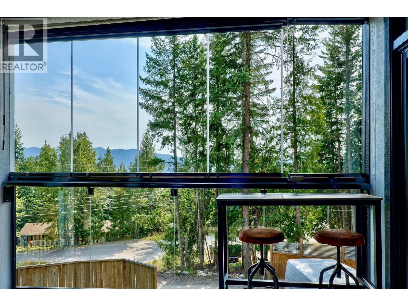 2731 Fairview Road, Anglemont, British Columbia  V0E 1M8 - Photo 5 - 10380574
