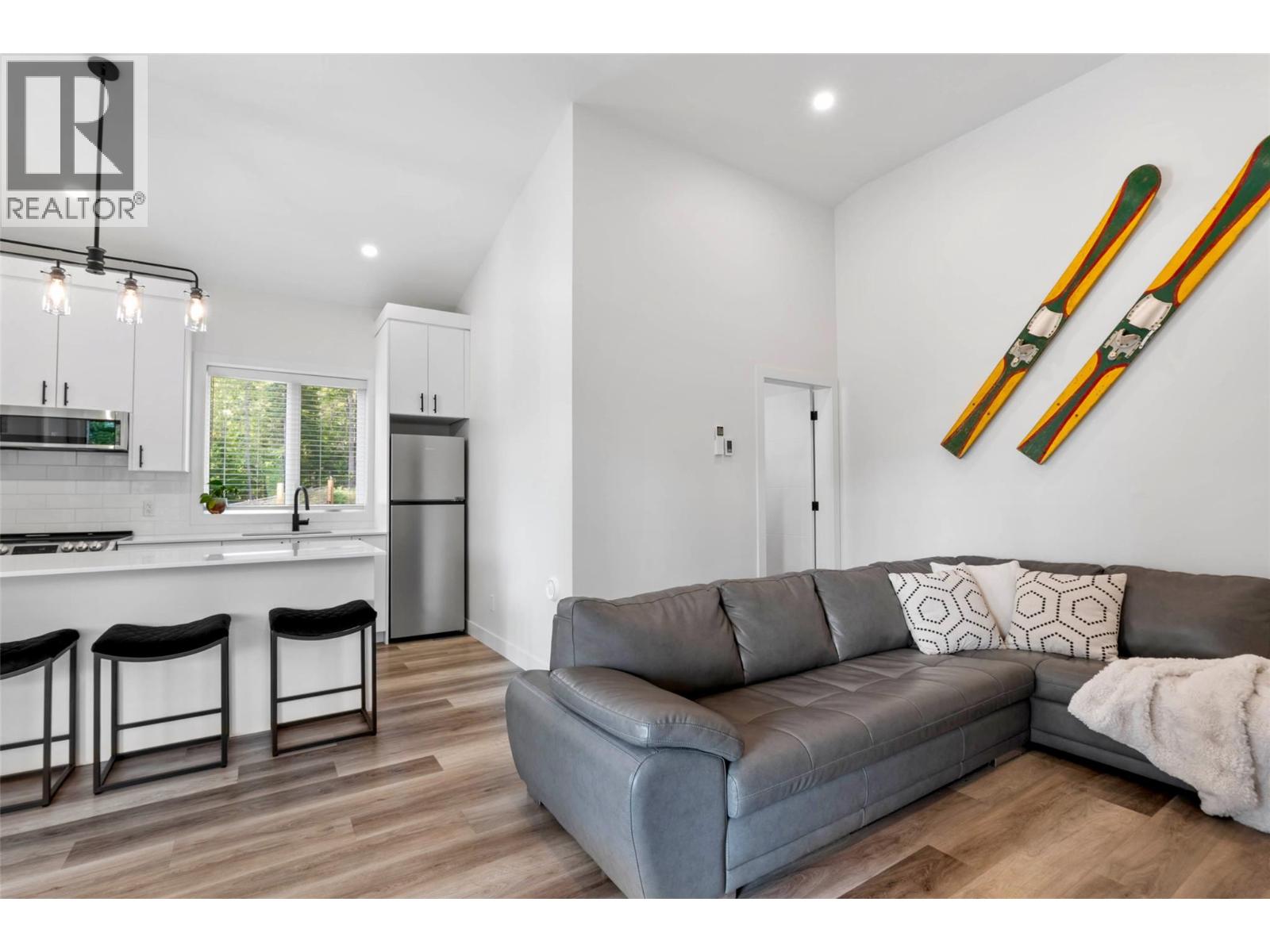 2731 Fairview Road, Anglemont, British Columbia  V0E 1M8 - Photo 7 - 10380574