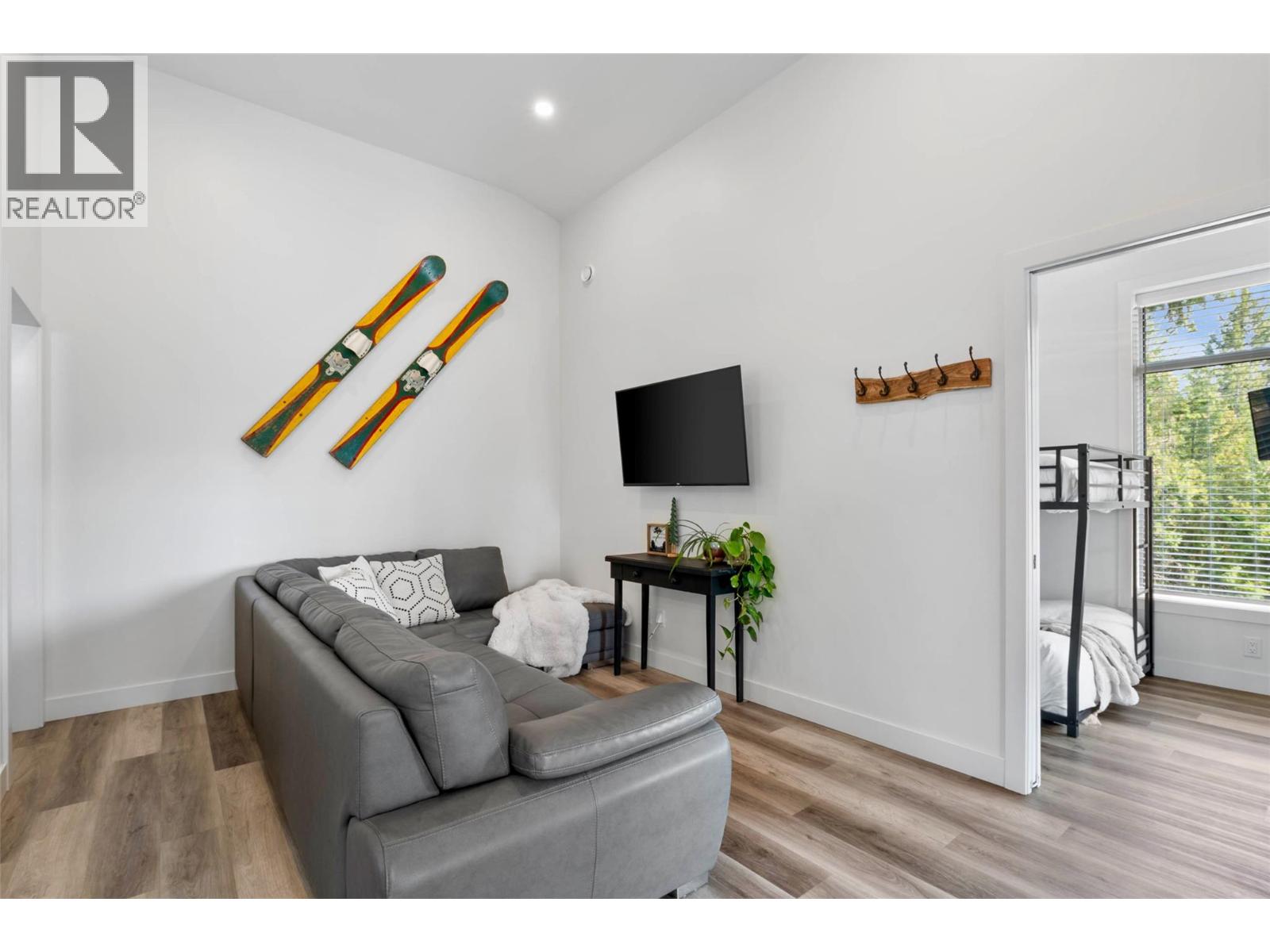 2731 Fairview Road, Anglemont, British Columbia  V0E 1M8 - Photo 8 - 10380574