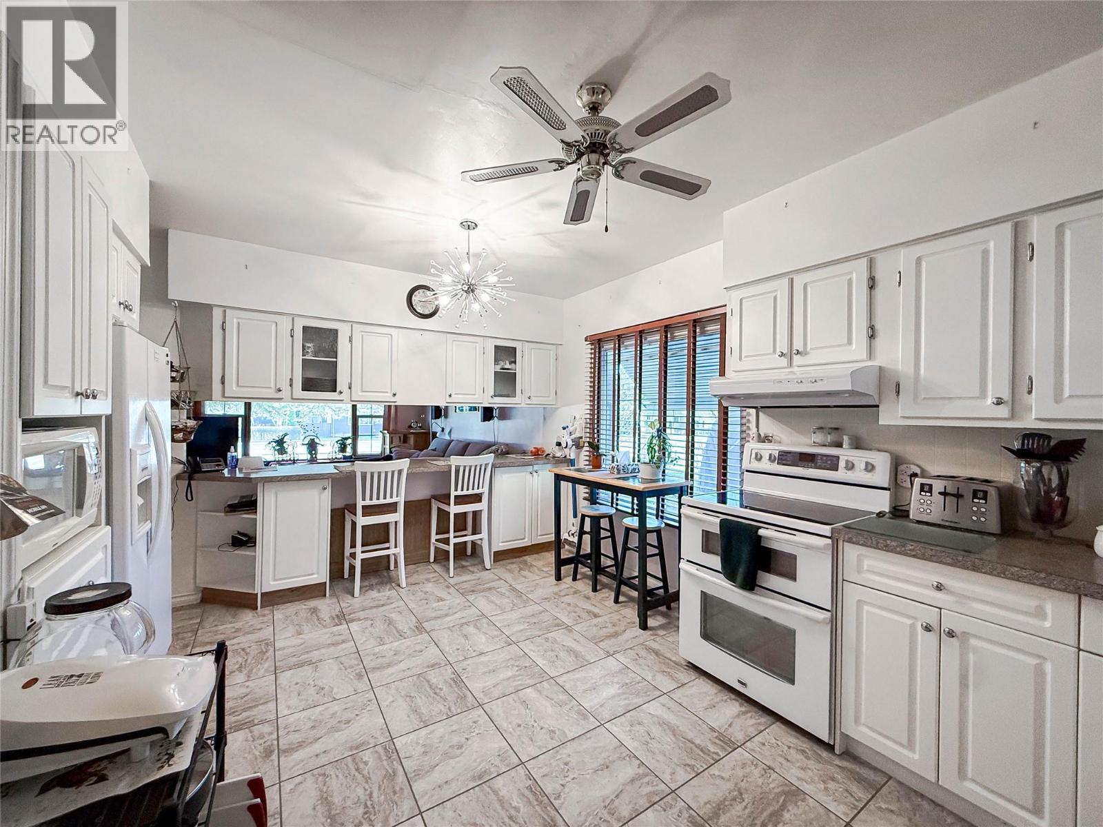 510 10th Avenue, Montrose, British Columbia  V0G 1P0 - Photo 11 - 10380818