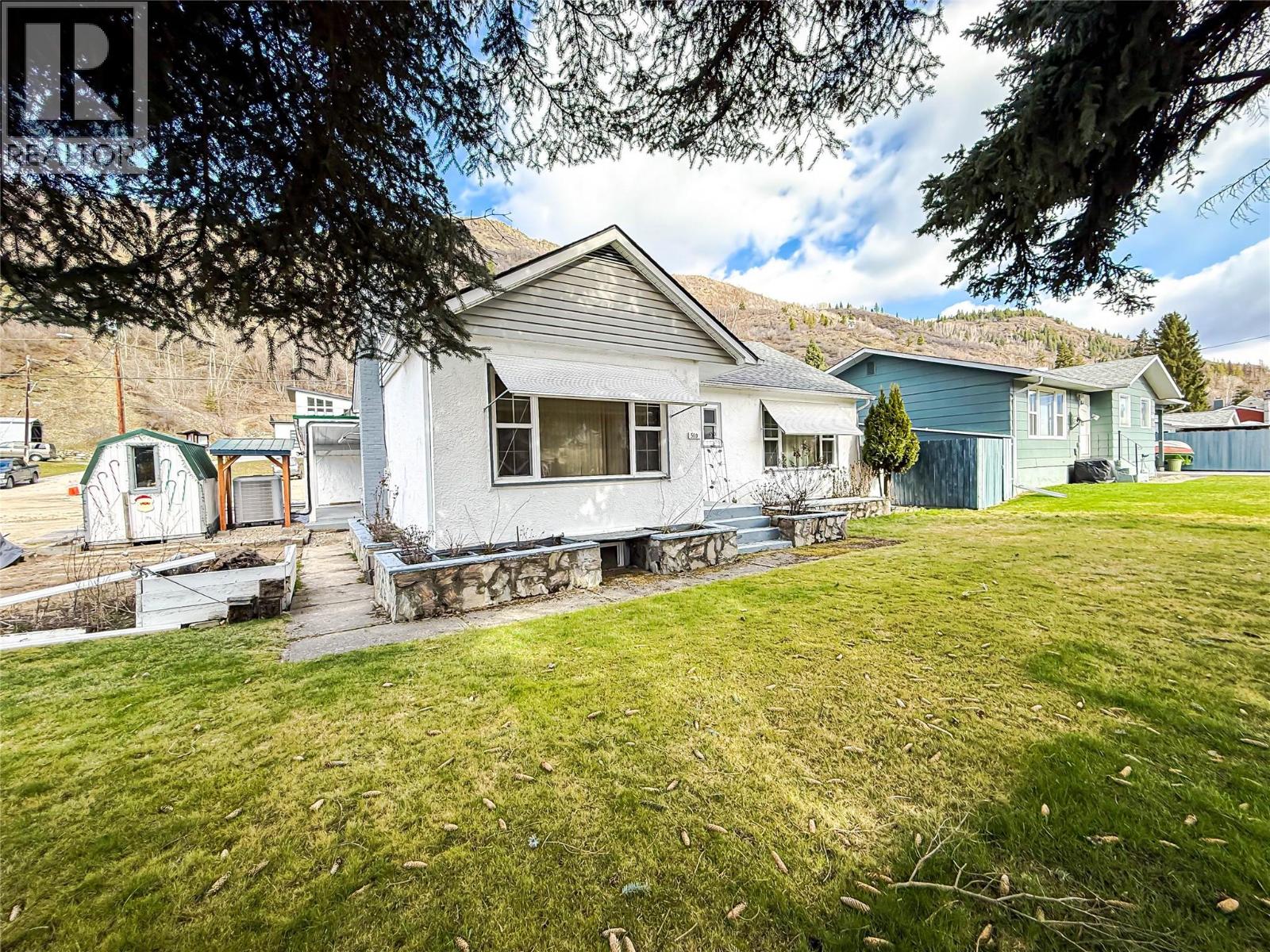 510 10th Avenue, Montrose, British Columbia  V0G 1P0 - Photo 2 - 10380818