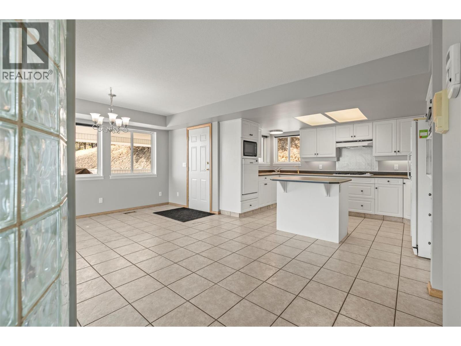 7967 Tronson Road, Vernon, British Columbia  V1H 1C6 - Photo 11 - 10381155