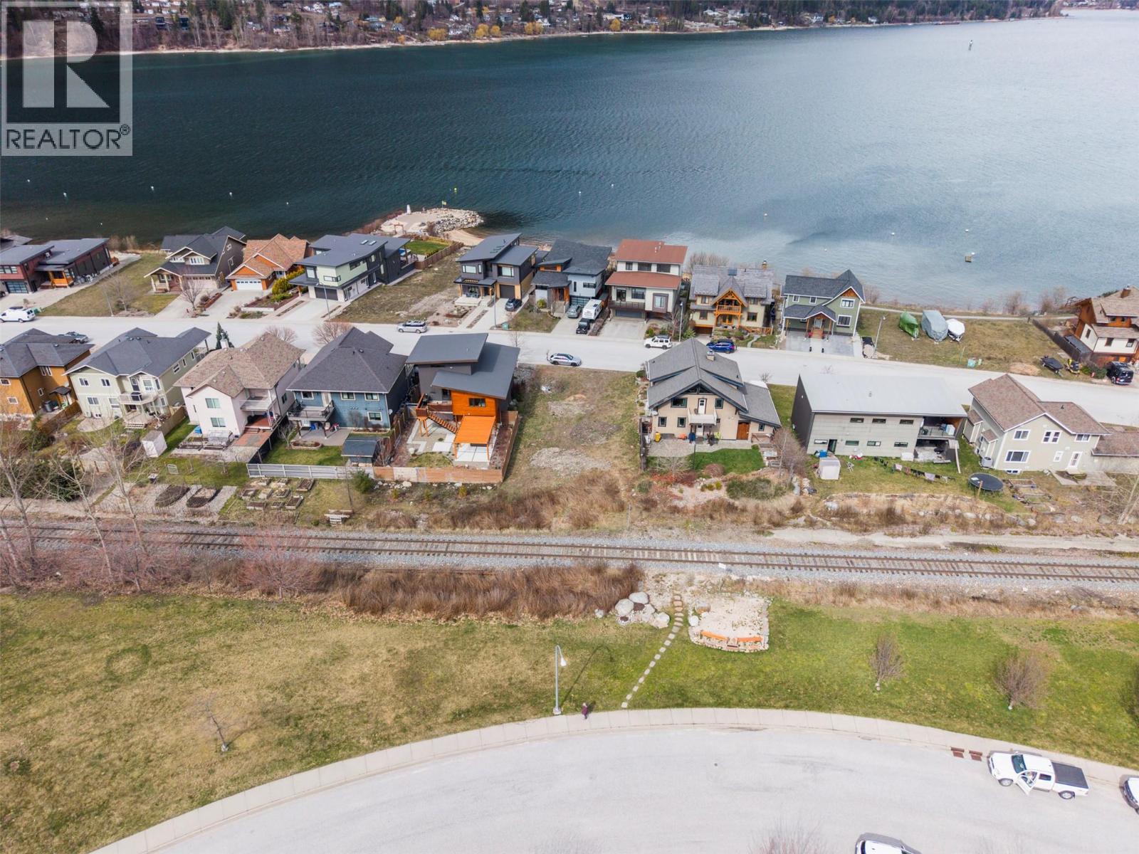 1002 Sproat Drive, Nelson, British Columbia  V1L 7B7 - Photo 1 - 10381001