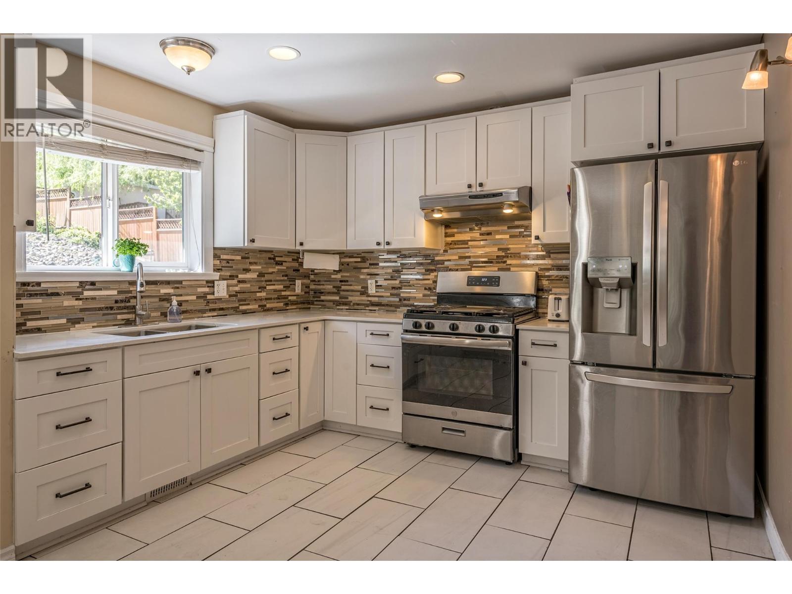 10718 Pinecrest Road, Vernon, British Columbia  V1H 2C1 - Photo 11 - 10381204