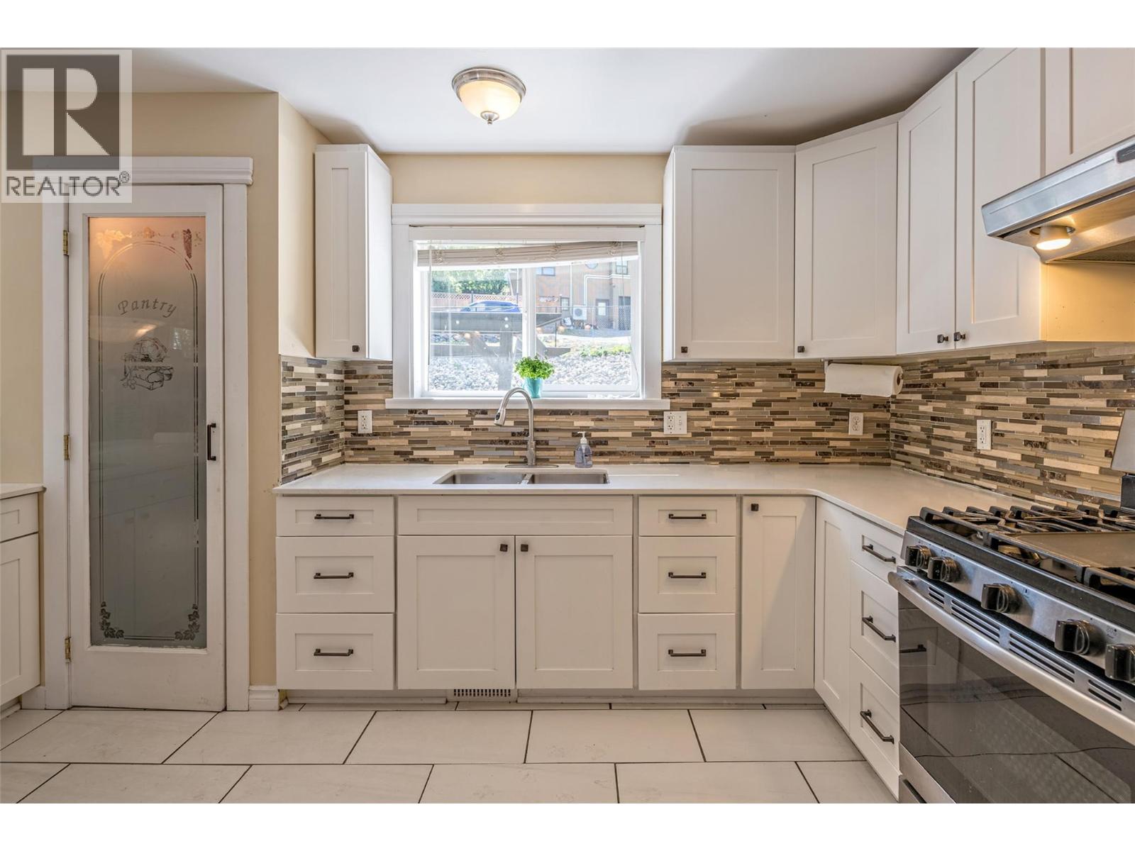 10718 Pinecrest Road, Vernon, British Columbia  V1H 2C1 - Photo 12 - 10381204