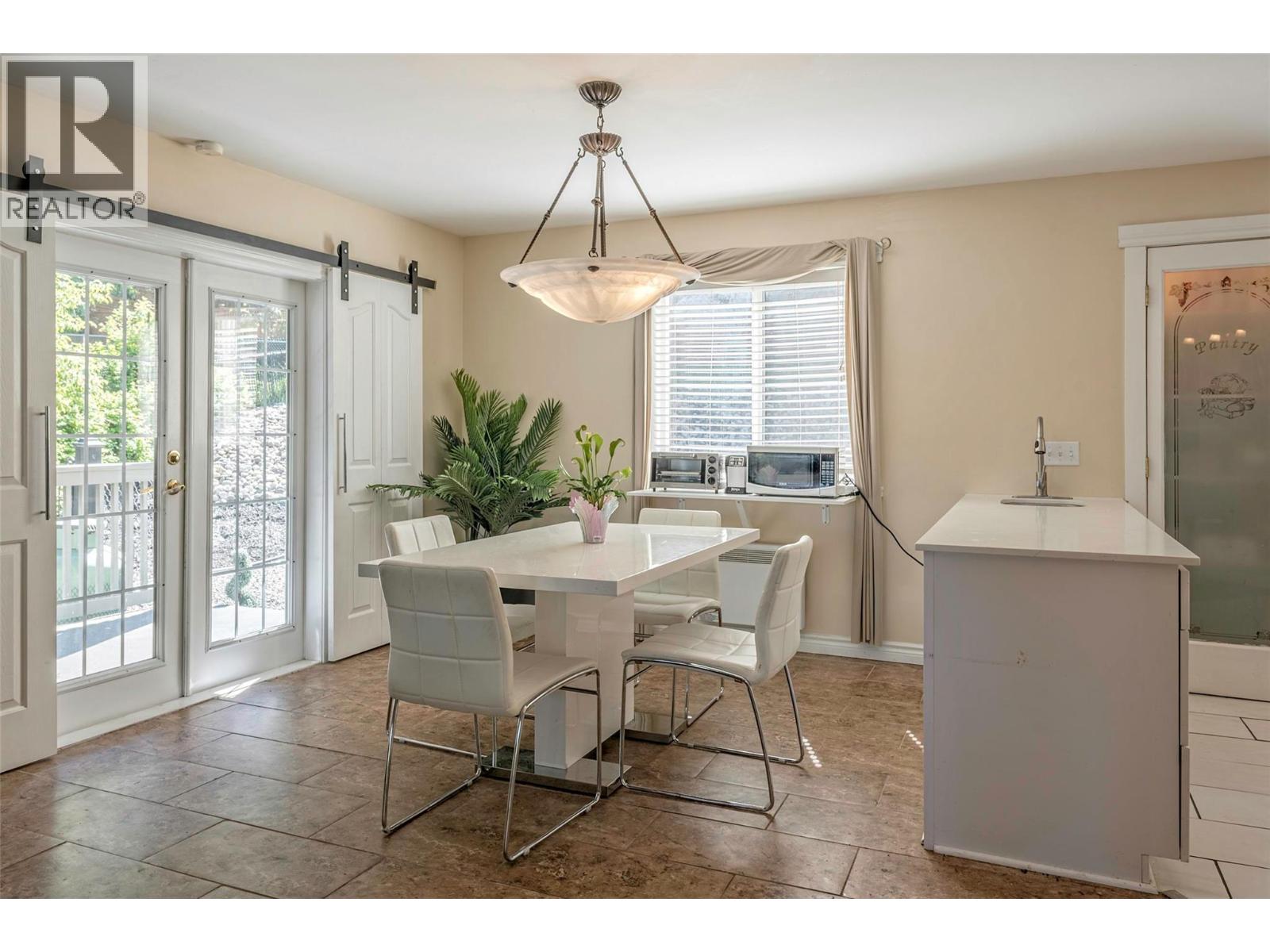 10718 Pinecrest Road, Vernon, British Columbia  V1H 2C1 - Photo 8 - 10381204