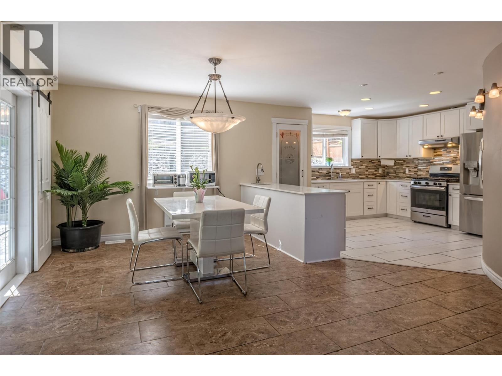 10718 Pinecrest Road, Vernon, British Columbia  V1H 2C1 - Photo 9 - 10381204