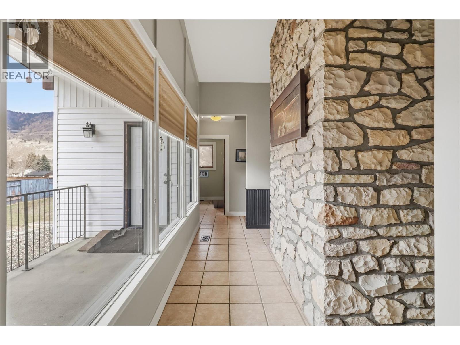 2794 Sunset Drive, Kamloops, British Columbia  V2C 4K6 - Photo 22 - 10381103